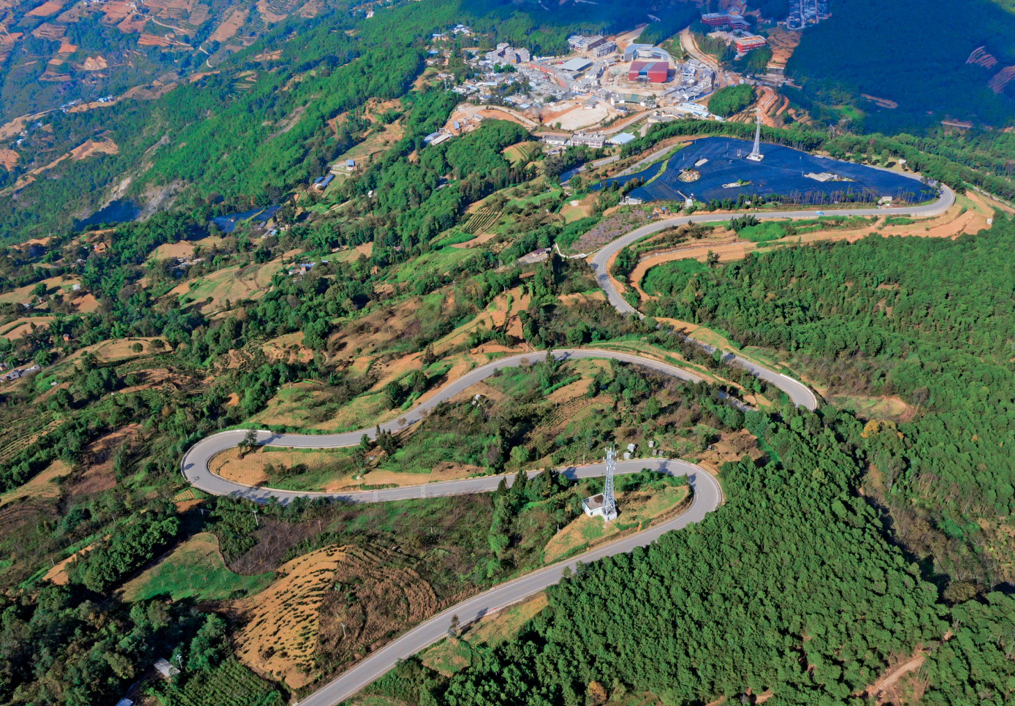 绘就龙陵“三色”新画卷开元棋牌app绿美交通(图1)